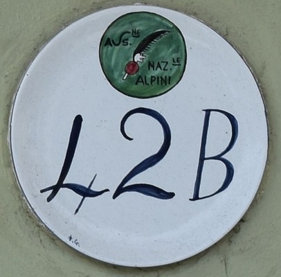 Ceramiche d-Arte di Albisola - Piatto in maiolica con numero civico e simbolo ANA